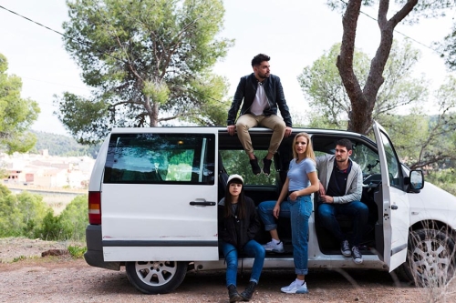 Samochód dla większej rodziny – minivan czy bus?